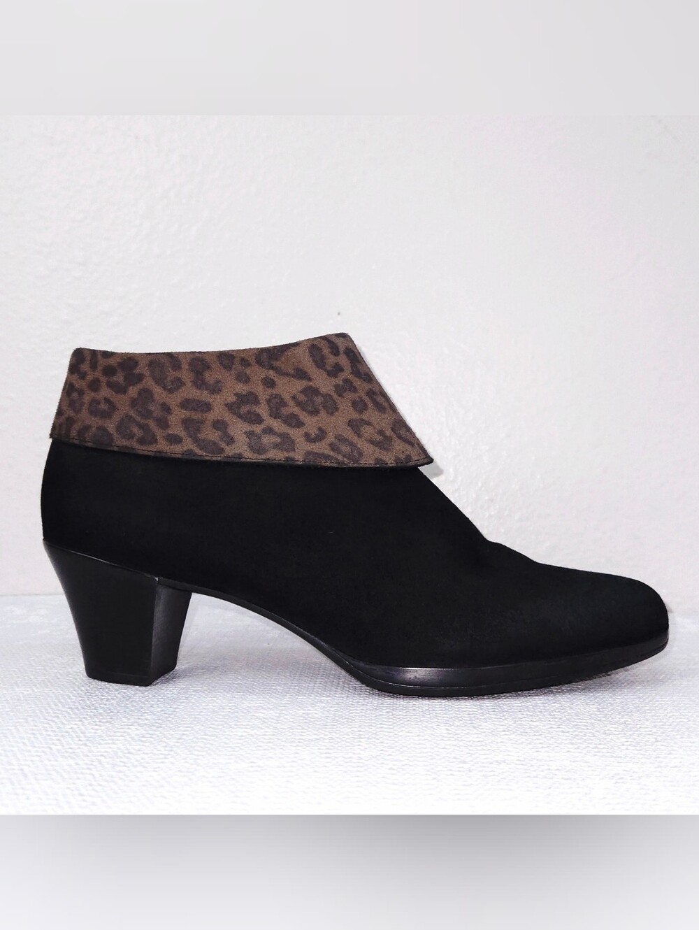 MUNRO Grace Cuff Suede Booties US 9 Leopard Cuff Heeled Ankle Boots